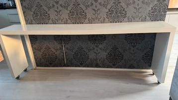 Mooie MDF Side Table mét Wieltjes beschikbaar voor biedingen