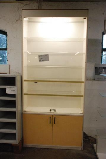 gratis op halen twee houten vitrine kasten beschikbaar voor biedingen