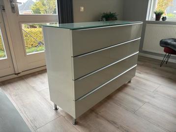 Mooie ladekast met glazen blad