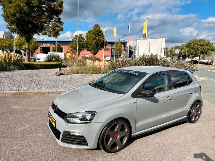 VW POLO R LINE 1.2 TSI NARDOGREY/VERLAAGD/18INCH/MILLTEK/LED, Auto's, Volkswagen, Bedrijf, Polo, ABS, Achteruitrijcamera, Adaptieve lichten