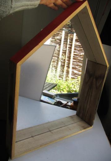 Spiegel~Houten huis vormige spiegel om kleine spulletjes beschikbaar voor biedingen