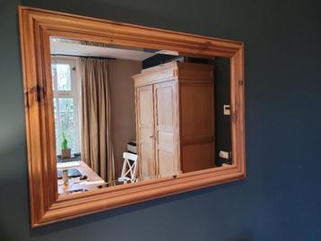 spiegel met houten lijst beschikbaar voor biedingen