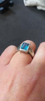 Zilveren ring met aquamarijn., Sieraden, Tassen en Uiterlijk, Ringen, Ophalen of Verzenden, Zo goed als nieuw, 17 tot 18, Dame