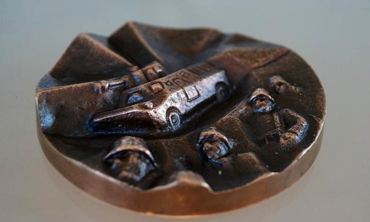 Tank Reliëf Brons Oud Warschaupact met Plaque met 4 Soldaten, Antiek en Kunst, Curiosa en Brocante, Ophalen of Verzenden