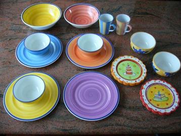 18 stuks Divers kleurrijk retro serviesgoed ongebruikt beschikbaar voor biedingen