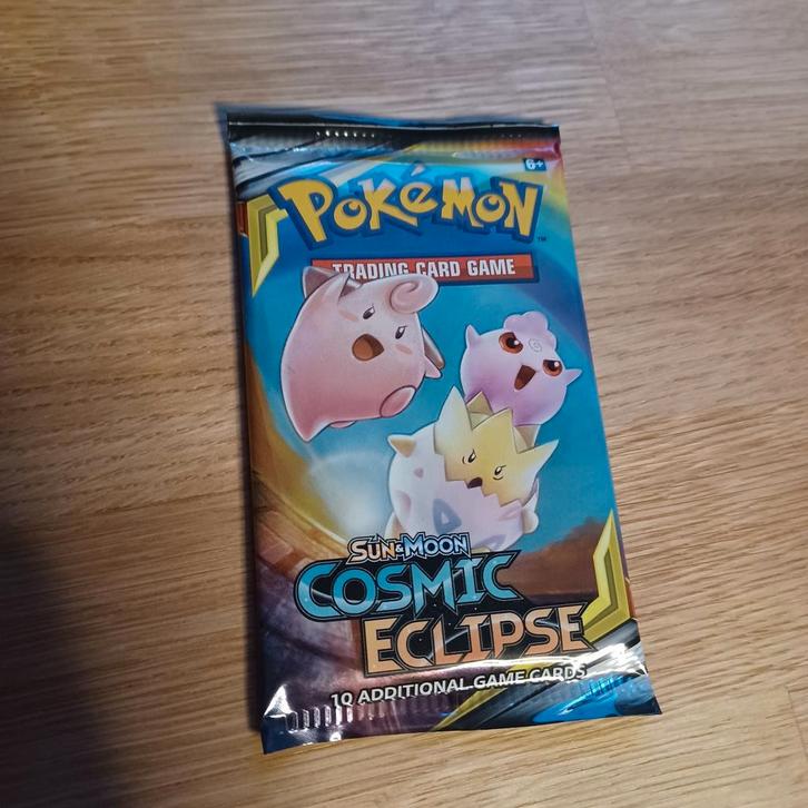 Cosmic eclipse sealed boosterpack, Hobby en Vrije tijd, Verzamelkaartspellen | Pokémon, Zo goed als nieuw, Booster, Foil, Ophalen of Verzenden
