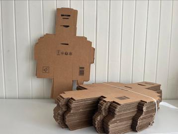 Verzenddoos, verpakking, postdoos, doos deksel, wrappapier beschikbaar voor biedingen