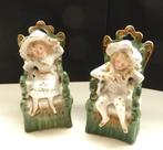 2 PORSELEINEN BEELDJES KINDJES OP STOEL JR 1930, Antiek en Kunst, Verzenden