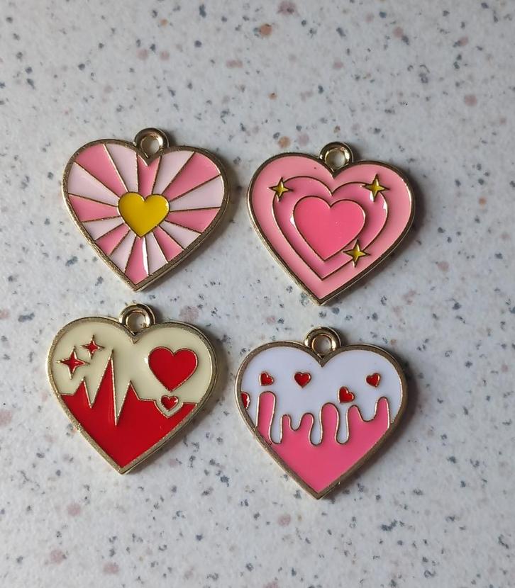 Hartjes bedel "nieuw" 4 verschillende, Hobby en Vrije tijd, Kralen en Sieraden maken, Nieuw, Bedel, Ophalen of Verzenden