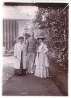 Foto - Ned. Indie - Man met twee Vrouwen - Mooie Jurk Hoed, Verzamelen, Foto's en Prenten, Gebruikt, Foto, Voor 1940, Buitenland