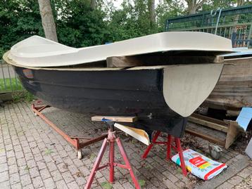 Polyester casco van een overnaadse sloep, 5.50 meter beschikbaar voor biedingen