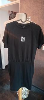 Mooie zwarte jurk met witte letters van Nikkie maat 34, Ophalen, Zwart, Zo goed als nieuw, Maat 34 (XS) of kleiner