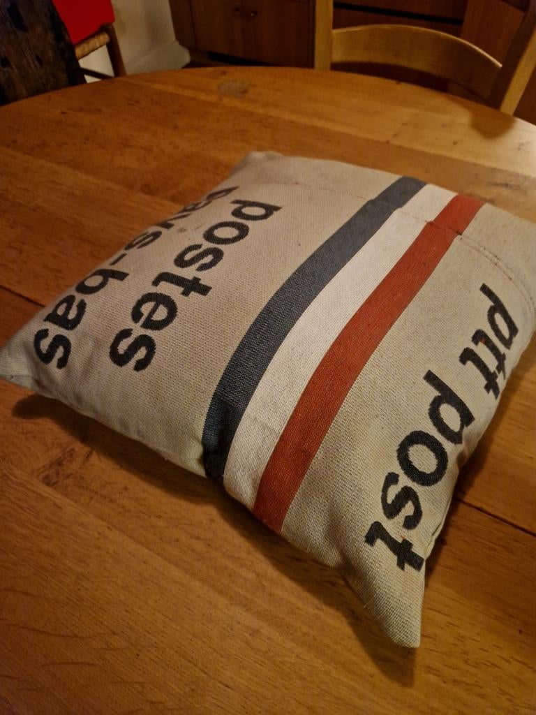 KUSSEN POSTZAK STOF, Huis en Inrichting, Ophalen of Verzenden, Vierkant