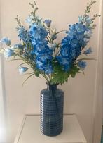 Mooie vaas met kunstbloemen blauw Nieuw, Huis en Inrichting, Woonaccessoires | Kunstplanten en Kunstbloemen, Ophalen, Nieuw