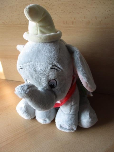 Disney Dombo pluche zittend 32cm Nicotoy, Ophalen of Verzenden, Overige figuren, Nieuw, Beeldje of Figuurtje