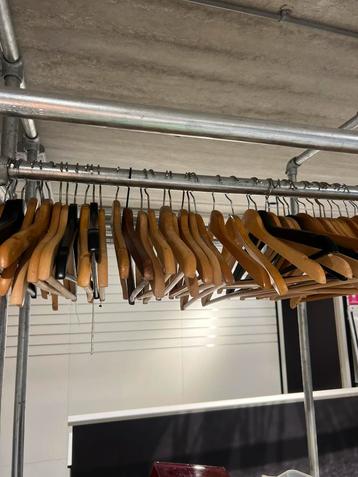 Diverse houten kledinghangers beschikbaar voor biedingen