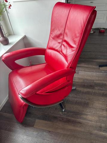 Rode leren zit- lig draaifauteuil  beschikbaar voor biedingen