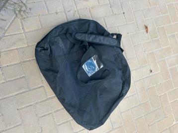 Zwarte tas beschikbaar voor biedingen