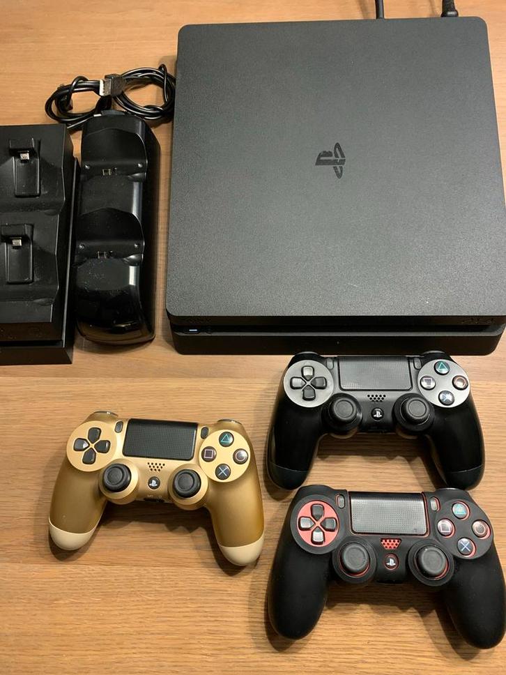 PS4 met 3 controllers + games (FIFA 25, GTA 5, Minecraft), Spelcomputers en Games, Spelcomputers | Sony PlayStation 4, Gebruikt