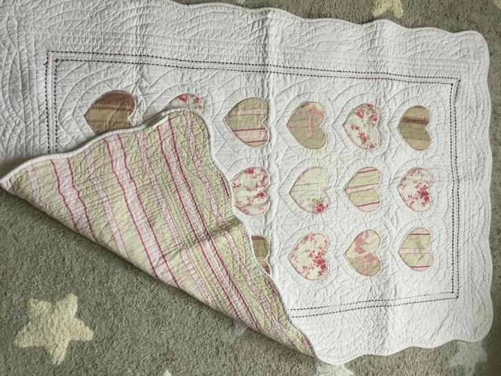 Handgemaakte Patchwork Quilt met Hartjes voor ledikant.Nieuw, Kinderen en Baby's, Dekens, Slaapzakjes en Inbakerproducten, Zo goed als nieuw