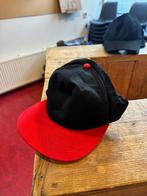 7 x Zwarte pet met rode cap, Ophalen of Verzenden, Nieuw, One size fits all, Pet