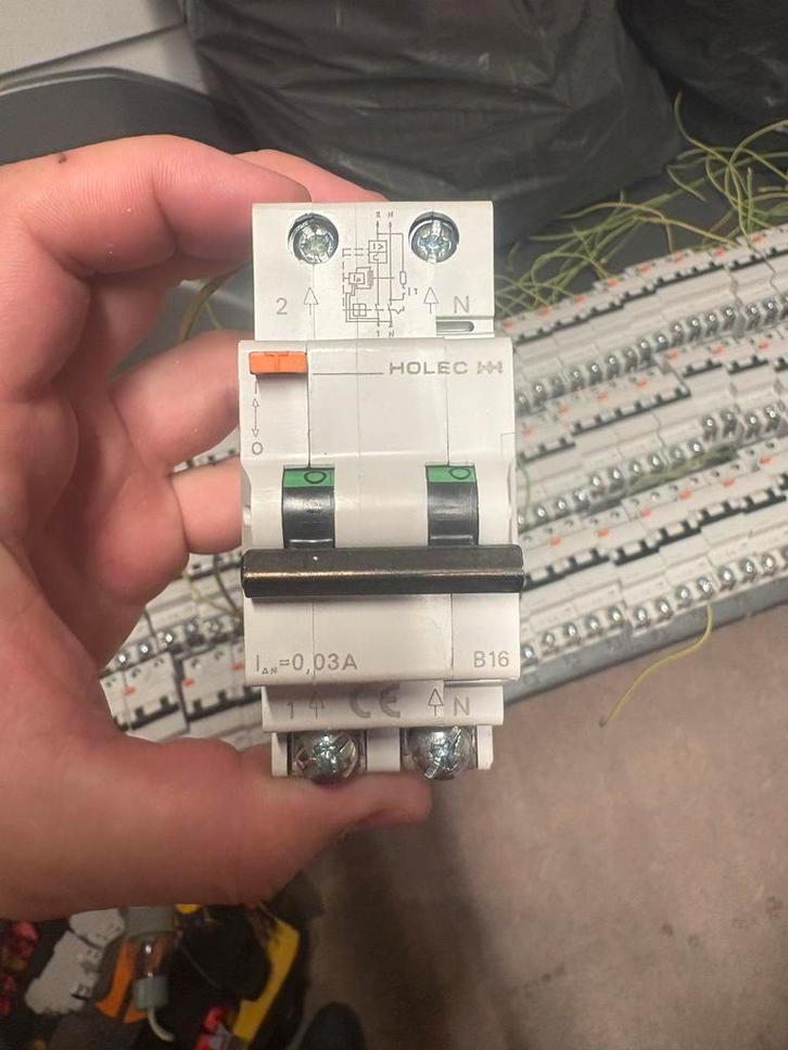 Diverse aardlekautomaten en installatieautomaten holec eaton, Doe-het-zelf en Verbouw, Elektra en Kabels, Gebruikt, Schakelaar