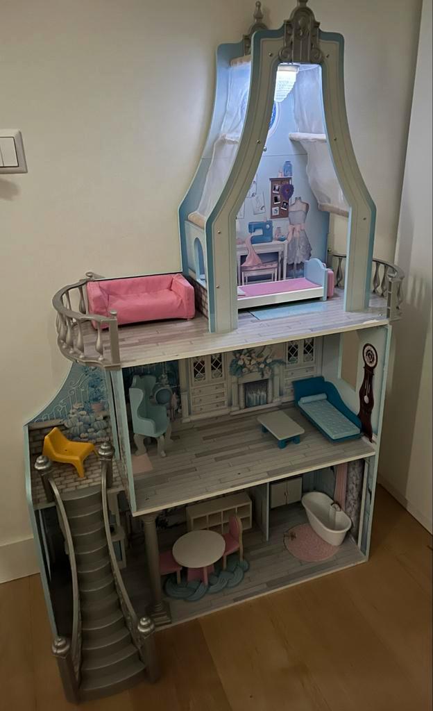 Barbiehuis Poppenhuis met Meubels en 2 barbies, Kinderen en Baby's, Speelgoed | Poppenhuizen, Gebruikt, Poppenhuis, Ophalen
