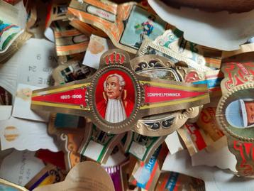 Sigarenbandjes in houten sigarenkistje. beschikbaar voor biedingen