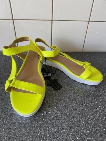 NIEUW: zomersandalen Atmosphere neon maat 7 = 40-41 beschikbaar voor biedingen