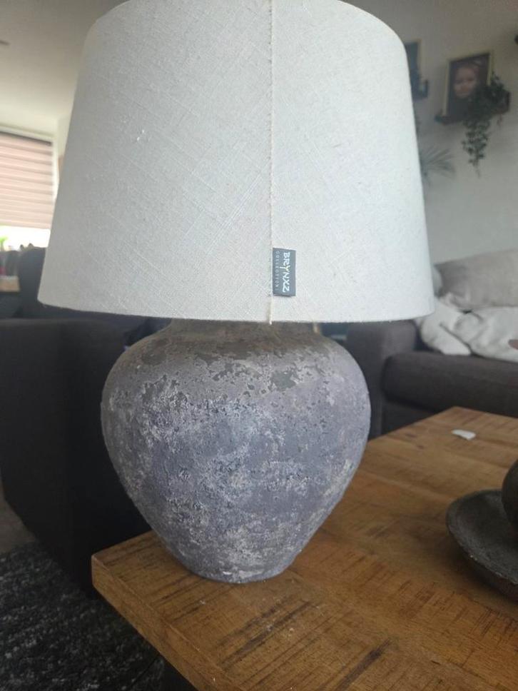 Beyzz Lamp - Grijze Voet & Witte Kap 2stuks, Huis en Inrichting, Lampen | Tafellampen, Zo goed als nieuw, 50 tot 75 cm, Stof, Overige materialen