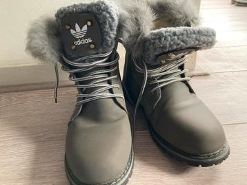 Adidas Laarzen Skai Leer Maat 39 beschikbaar voor biedingen