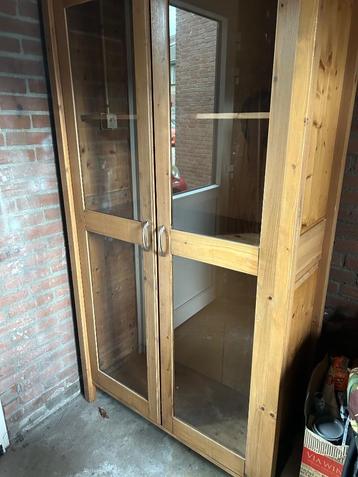  Houten vitrinekast met glazen deuren beschikbaar voor biedingen