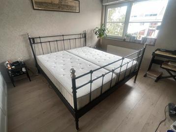Elektrisch bed met stalen ombouw. 180x200 + IKEA matrassen beschikbaar voor biedingen