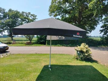 Parasol Heineken met voet beschikbaar voor biedingen