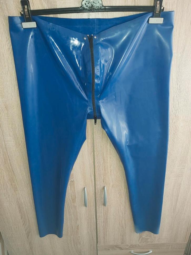 Latex broek z.g.a.n en stevig, Kleding | Heren, Broeken en Pantalons, Zo goed als nieuw, Maat 56/58 (XL), Blauw, Ophalen of Verzenden