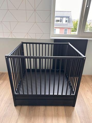 Opgeknapte hardhouten babybox zwart beschikbaar voor biedingen