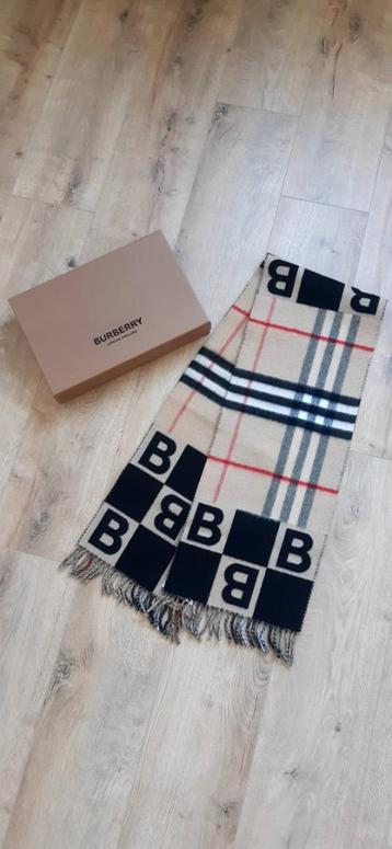 Burberry sjaal beschikbaar voor biedingen