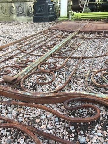 Unieke hoge 19de eeuwse smeedijzeren tuinpoort  beschikbaar voor biedingen