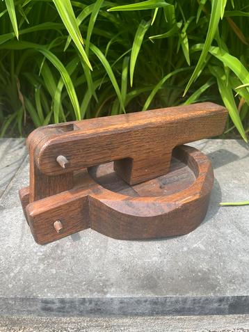 Vintage handgemaakte houten notenkraker beschikbaar voor biedingen