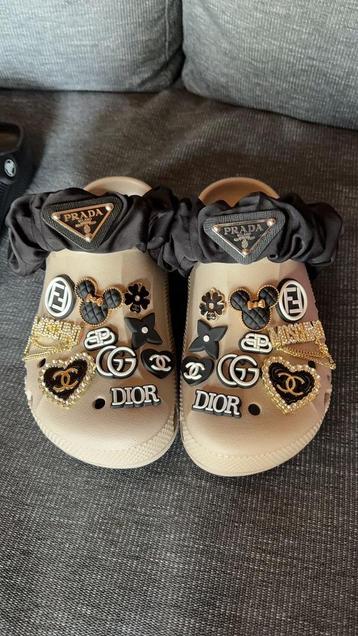 Crocs bedels  beschikbaar voor biedingen
