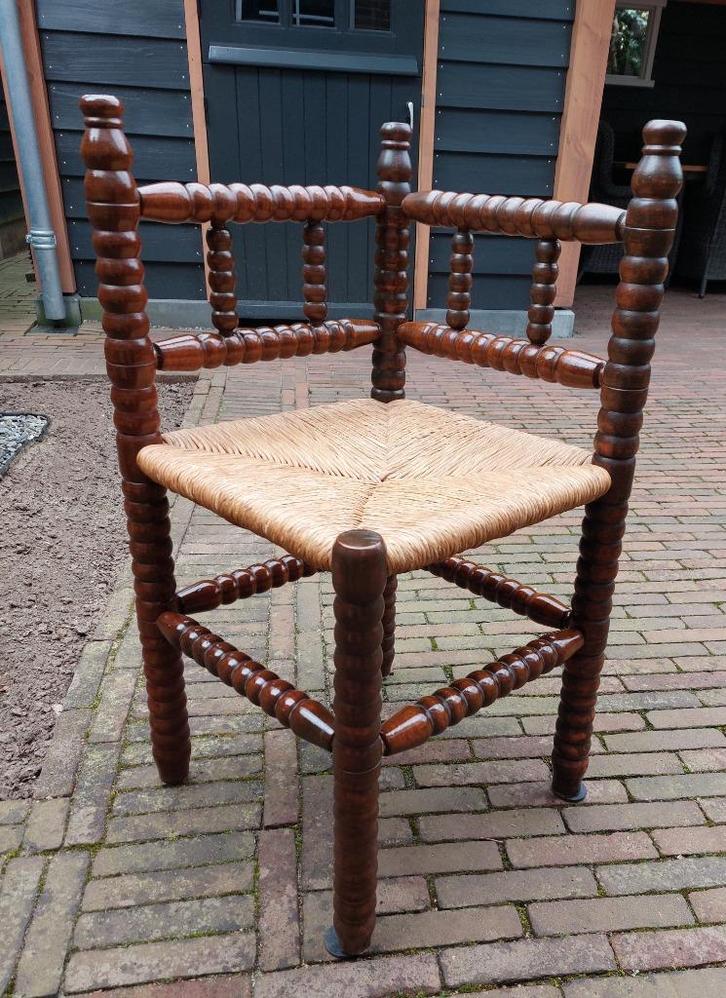 MOOIE HANDGEMAAKTE  BOBBIN HOEKSTOEL MET PRIMA BIEZEN MAT, Antiek en Kunst, Antiek | Meubels | Stoelen en Banken, Ophalen