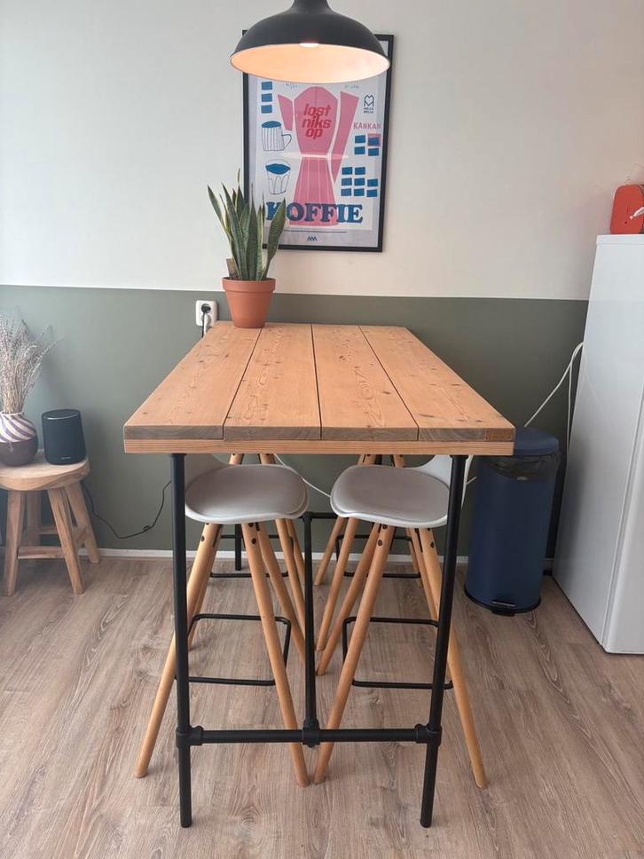 Woonhout bartafel – steigerhout met 4 witte kuipkrukken, Huis en Inrichting, Barren, Zo goed als nieuw, Ophalen