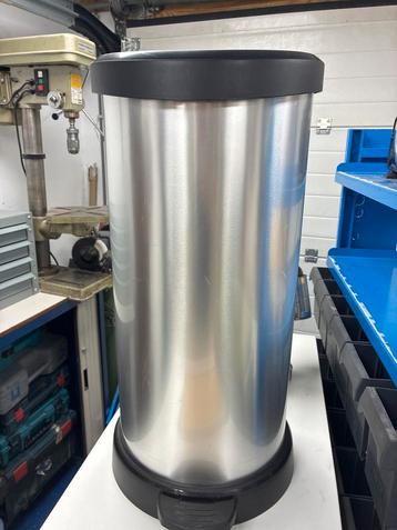 Afvalbak prullenbak beschikbaar voor biedingen