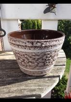 Oude bloempot, soort lavapot, bruin met wit poreus glazuur., Ophalen of Verzenden