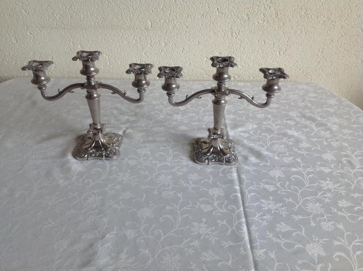 Twee antieke kandelaars voor drie kaarsen ., Antiek en Kunst, Antiek | Kandelaars, Overige materialen, Ophalen of Verzenden