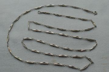 Lange aparte zilveren ketting beschikbaar voor biedingen