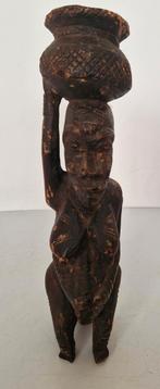 Uit inboedel: Houten beeld (no 13) vrouw met kruik, incl ver, Verzenden