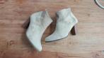 Suède enkellaarsjes 39, Kleding | Dames, Schoenen, Ophalen, Zo goed als nieuw, Beige
