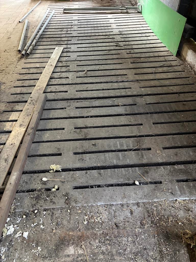 Te koop stal roosters, Stalling