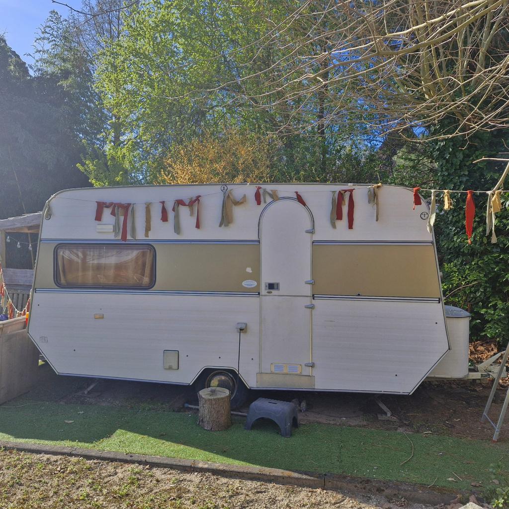 **Nostalgische Kip caravan – sfeervol & creatief ingericht, Caravans en Kamperen, Overige typen, Rondzit, Kip, Particulier